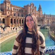 Me considero una persona paciente y dedicada, que sabe adaptarse al ritmo y necesidades de cada alumno para que aprenda.